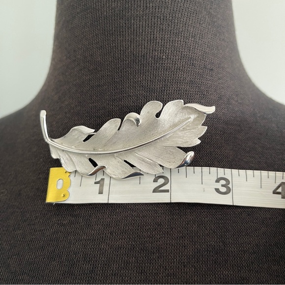 Vintage Crown Trifari Leaf Silver Signed Brooch Pin - Picture 5 of 7